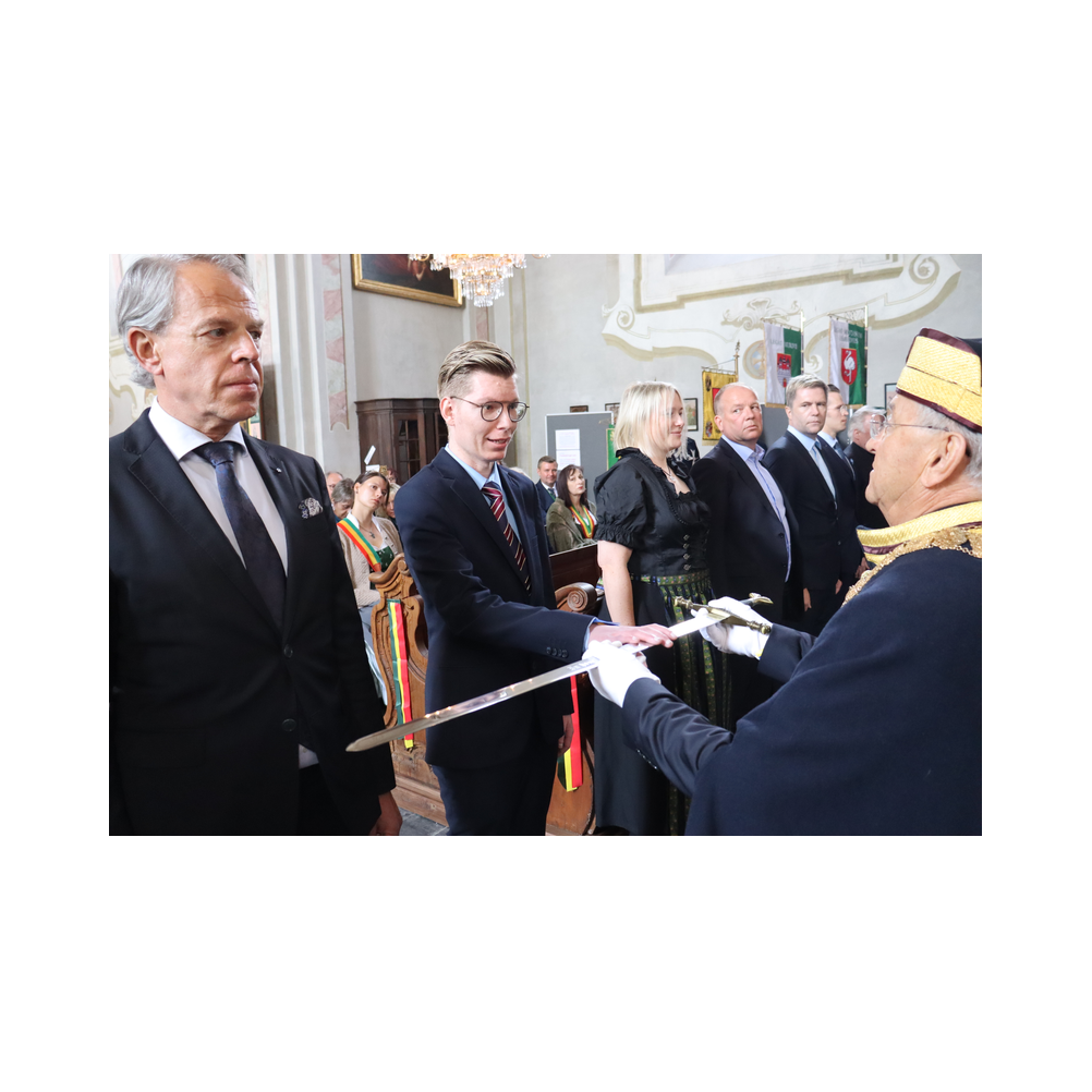 Legastsfest 10 Jahre Legat Patria Lipizzanae Styriae, Vorprogramm in Piber, Agappe in Köflach, Festzug zur Kirche, Fest in der Kirche, Essen beim Windl, Überreichung der Skulptur von Elisabeth Raunig an Karl von Hanbsburg, Ausklang