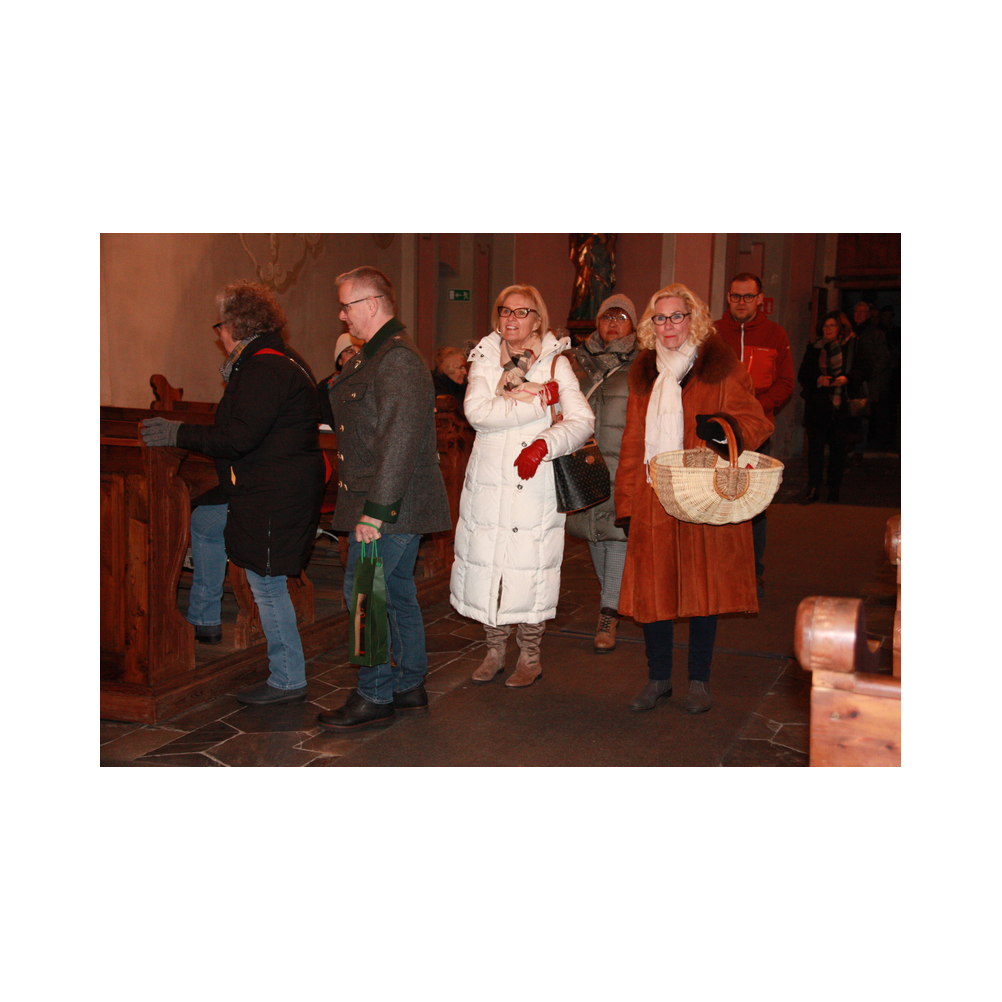 Weinsegnung in der Stadtpfarrkirche Köflach, im Dezember 2024. Segnung in der Kirche, Agappe und Ausklang