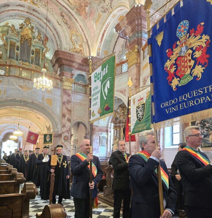 Einzug in die Kirche vom Stift Rein beim Patronatsfest zum St. Georgs Tag