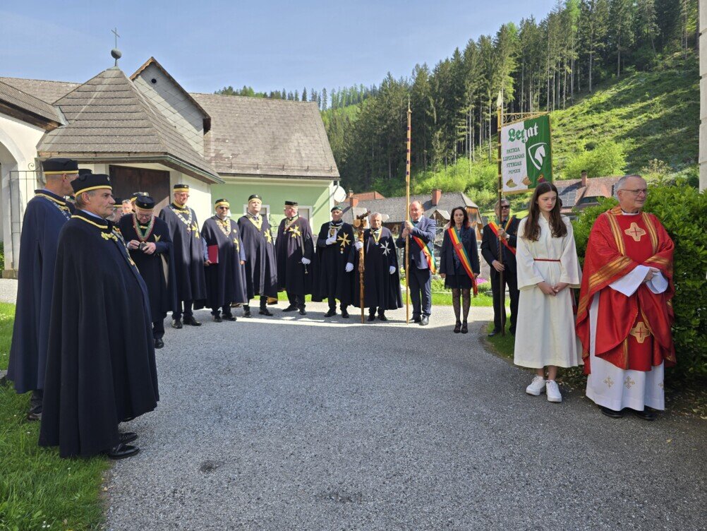 Einzug in die Kirche von Graden beim Frühlingsfest
