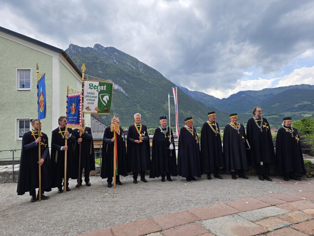 Einzug in die Kirche von Graden beim Frühlingsfest