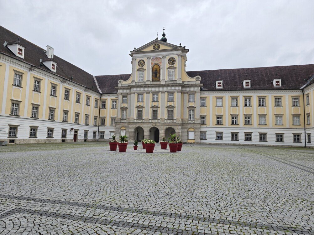 Einzug in die Kirche von Graden beim Frühlingsfest