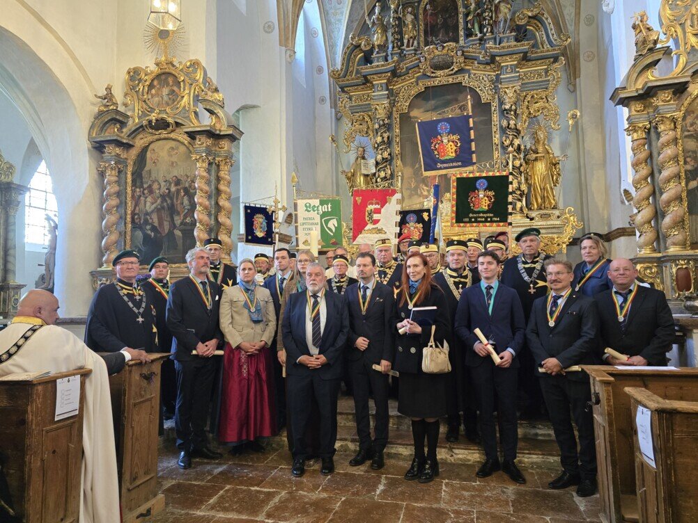 Einzug in die Kirche von Graden beim Frühlingsfest